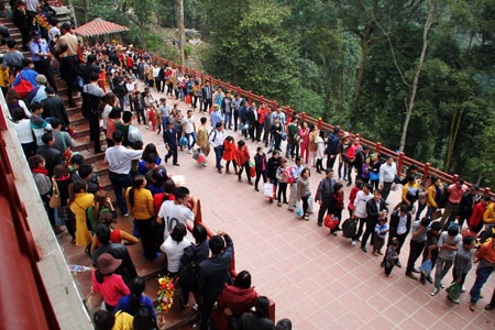 Dòng người chờ đợi cáp treo rất đông nhưng không xảy ra cảnh xô đẩy...