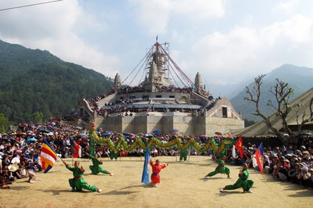 Du khách vây kín Đại bảo Tháp Tây Thiên (Bảo tháp thể hiện ngũ đại thanh tịnh: