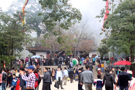 Tấp nập làm lễ tại Đền Thỏng: Đền Thỏng hay còn gọi là Đền Trình.