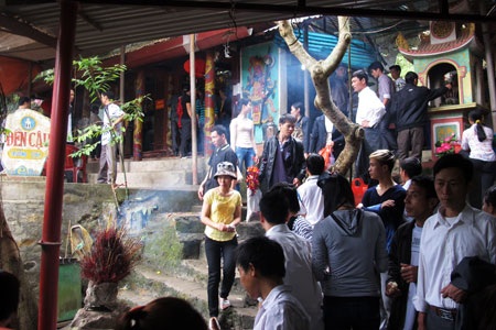 Du khách tìm đến Đền cậu để cầu tài, cầu phúc, lộc, thọ, cầu duyên hay cầu tự.