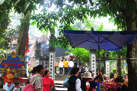 Đền Cô Bé: Cô Bé là con nhà trời, toạ lạc tại đây cùng Mẫu Thiên giúp dân, giúp nước