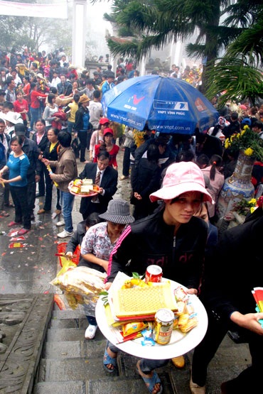 Du khách xếp hàng dâng lễ vào Đền thờ Quốc Mẫu Tây Thiên