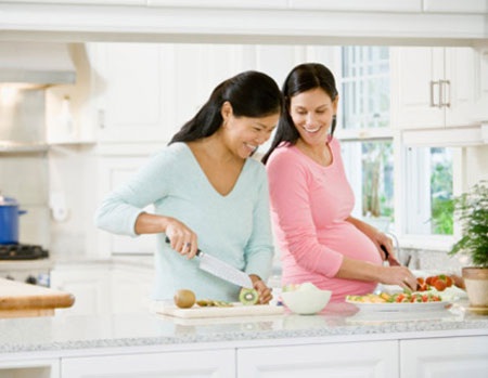 Trẻ em, thai phụ cần cẩn trọng trong ăn uống ngày Tết - 1 Bà bầu phải rất chú ý trong ăn uống để phòng nguy cơ ngộ độc thực phẩm trong ngày Tết.