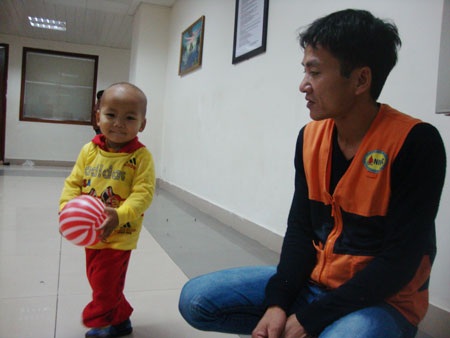 Chuyện những bệnh nhân sống nhờ máu người khác - 1 Bé Huy khỏe khoắn hơn sau khi được truyền tiểu cầu.