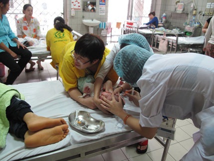 Nhiều bệnh nhi viêm phổi dịp Tết - 1 Nhiều bệnh nhi viêm phổi dịp Tết
