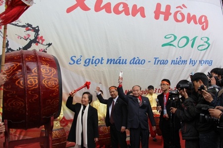Thu được 7.000 đơn vị máu trong Lễ hội Xuân Hồng - 1 Phó chủ tịch nước Nguyễn Thị Doan đánh trống khai hội Lễ hội Xuân hồng lần thứ 6.