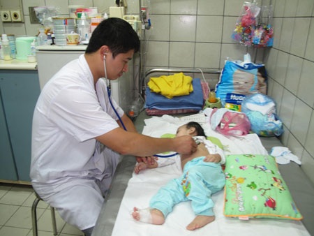 Bệnh nhi đã thoát khỏi nguy kịch sau 6 ngày điều trị. Ảnh: Tú Anh