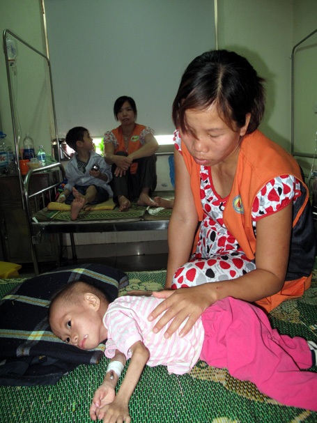 Thương con nhưng vì nghèo khó, đến khi Dũng bệnh quá nặng chị Nhích mới đưa được con đi viện.