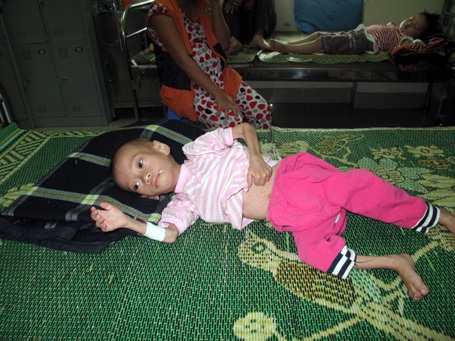 Thương con nhưng vì nghèo khó, đến khi Dũng bệnh quá nặng chị Nhích mới đưa được con đi viện.