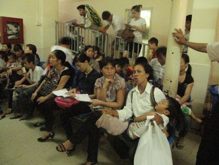 Cảnh chen chúc chờ đợi, nhếch nhách khi đi khám bệnh sẽ dần được khắc phục. Ảnh: H.Hải