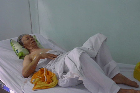 Nạn nhân vụ lật xe ở Lào kể lại giây phút đối diện “thần chết” - 1 Ông Lộc vẫn không khỏi bàng hoàng khi nhớ lại giây phút lật xe. Ảnh: P.Oanh