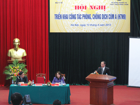 Chủng cúm mới nguy hiểm hơn chủng cúm gia cầm - 1 Bộ trưởng hai Bộ Y tế, Bộ Nông nghiệp và Phát triển nông thôn điều hành hội nghị. Ảnh: H.Hải