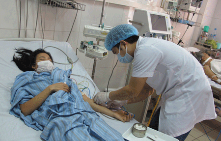 Khó nhận diện từng chủng cúm qua biểu hiện ban đầu - 1 Bệnh nhân cúm A/H1N1 điều trị tại BV Bệnh nhiệt đới trung ương. Ảnh: T.A