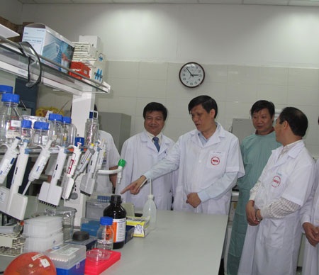 Sẵn sàng tiếp nhận bệnh nhân cúm A/H7N9 - 1 Hệ thống xét nghiệm, thuốc, máy móc, phòng điều trị... đều đã sẵn sàng. Ảnh: H.Hải