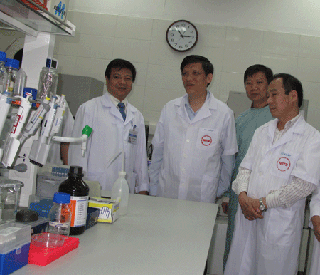 Tìm phác đồ điều trị chủng cúm chết người - 1 Tìm phác đồ điều trị chủng cúm chết người