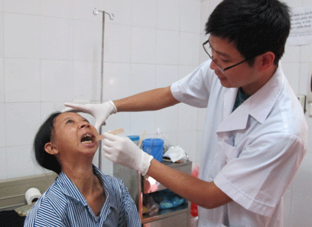 Vất vả phục hồi chức năng cho ca phẫu thuật hàm răng dính chặt - 2 Nhờ được phục hồi chức năng tốt, bệnh nhân đã có thể tự há miệng, dùng thìa ăn cơm. Ảnh: H.Hải