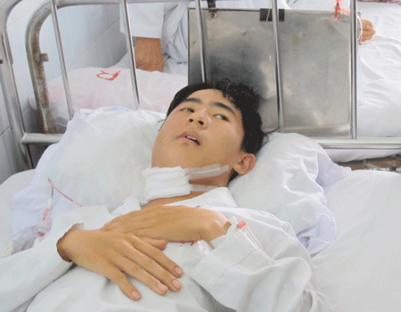 Bệnh nhân mất gần một nửa lượng máu cơ thể chỉ trong vài phút... Ảnh: Tú Anh.