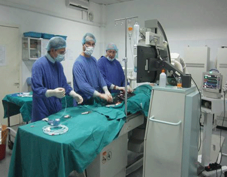 Các bác sĩ thực hiện can thiệp - phẫu thuật tim mạch cho một bệnh nhân. Ảnh: BS cung cấp.