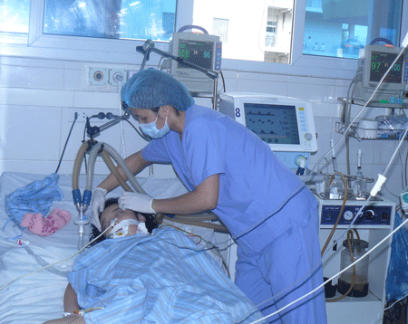 Hàng loạt chùm ca bệnh cúm A/H1N1 - 1 Nhiều bệnh nhân cúm A/H1N1 bị biến chứng viêm phổi, suy hô hấp. Ảnh: T.C