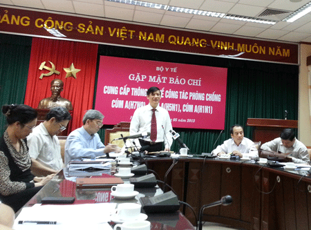 Tử vong cúm A/H7N9 còn cao hơn cả bệnh SARS - 1 Thứ trưởng Bộ Y tế Nguyễn Thanh Long lo ngại vì cúm A/H7N9 dễ lây truyền