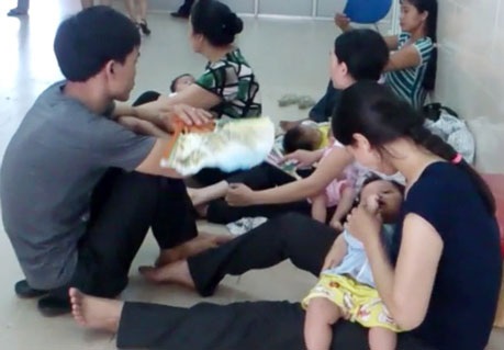 Khám đêm tăng vọt vì trời nắng nóng - 1 Ngồi la liệt chờ khám bệnh cho con tại BV Nhi T.Ư. Ảnh: Hoàng Ngọc.
