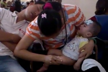 Khám đêm tăng vọt vì trời nắng nóng - 2 Vạ vật trong cái nóng hầm hập. Ảnh: Hoàng Ngọc.