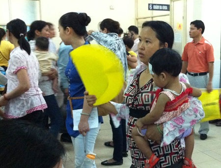 Khám đêm tăng vọt vì trời nắng nóng - 3 Bệnh nhi nặng phải nhập viện tăng, do nhiều cha mẹ ngại nắng nóng trì hoãn