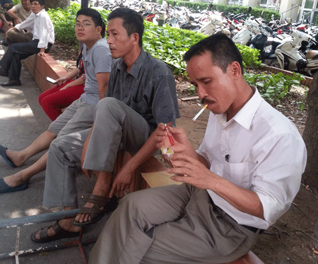 Phạt 300.000 đồng nếu bỏ tàn thuốc lá không đúng nơi quy định - 1 Vô tư hút thuốc lá nơi công cộng