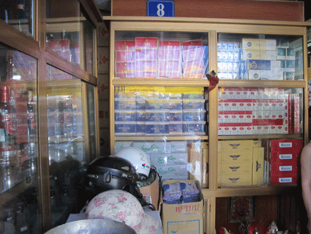 Nhan nhản các vi phạm tại cửa hàng buôn bán thuốc lá.