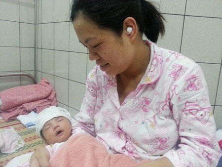 Cứu sống bé gái 3 ngày tuổi nhờ phát hiện bất thường nhịp thở - 2 Nhờ phát hiện bất thường nhịp thở của con, chị Hằng đã cứu con qua nguy hiểm. Ảnh: H.Hải
