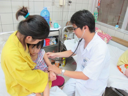 Cảnh giác khi bé bị đau đầu, nôn trớ - 1 Khám bệnh cho trẻ tại Khoa Nhi (BV Bạch Mai). Ảnh: T.A