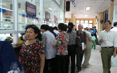 Hà Nội: Càng chậm tăng viện phí, người bệnh càng thiệt! - 1 Hà Nội: Người dân phải đóng tiền chênh lệch khi đi khám bệnh