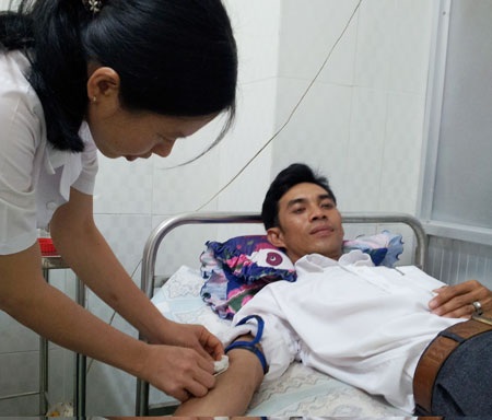 Đội xe ôm bỏ khách… đi hiến máu - 1 Anh Lê Minh Tân hiến máu lần thứ 53 trong một ca cấp cứu cần máu tại BVĐK Tịnh Biên. Ảnh: Mỹ An
