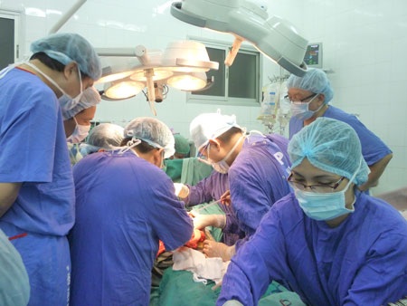 Một ca ghép tạng từ người cho chết não được thực hiện tại BV Việt Đức.