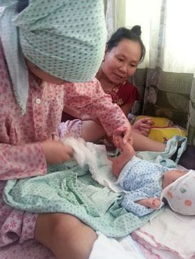 Vụ 5 bé sơ sinh bị rơi từ xe đẩy: Các bé đã được về với mẹ - 2 Được tự tay chăm sóc các con, tâm lý các sản phụ cũng đã thoải mái, yên tâm hơn. Ảnh: H.Hải