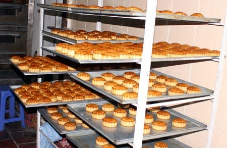 Hà Nội ráo riết kiểm tra an toàn thực phẩm bánh trung thu - 1 Hà Nội sẽ tập trung cao điểm giám sát, kiểm tra an toàn thực phẩm trong dịp Trung thu. Ảnh: H.Hải