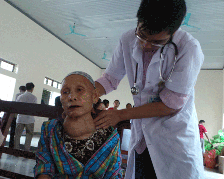 Bác sĩ khám bướu cổ cho cụ Đàm Thị Hoa. Ảnh: H.Hải