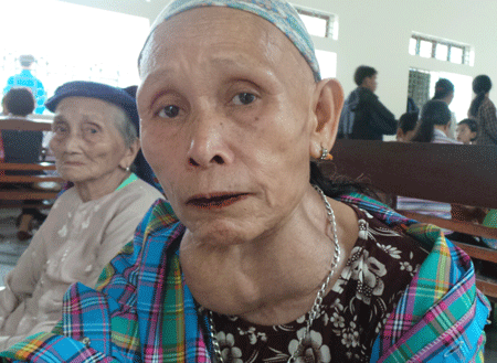 Khối bướu cổ ngày càng lớn lên, chèn ép khiến cụ khó thở, ăn uống khó, nói khản... Ảnh: H.Hải