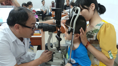 Trẻ em dễ bị biến chứng viêm kết mạc vì đau mắt đỏ - 1 Trẻ em là đối tượng dễ bị lây đau mắt đỏ do ý thức phòng bệnh chưa tốt và