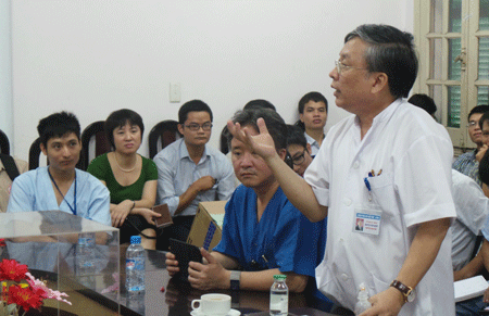 Thuốc giá “bèo”, chất lượng kém “tràn” vào bệnh viện? - 1 Lần đầu tiên báo chí được tham dự công khai buổi mở thầu thuốc tại BV. Ảnh: H.Hải