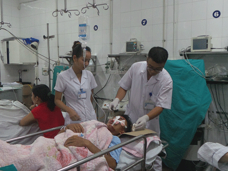 BV Việt Đức: Bệnh nhân tai nạn giao thông xếp hàng chờ mổ - 4 Bài và ảnh: Hồng Hải