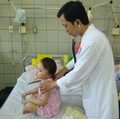 Liên tiếp trẻ uống nhầm dầu hỏa, axit - 1 Bệnh nhi P.P.T đang được theo dõi viêm phổi sau khi uống nhầm