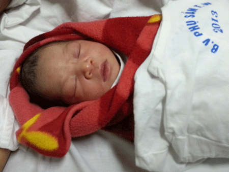  Bé Thùy Dương say ngủ dù quanh bé rất đông người chúc mừng