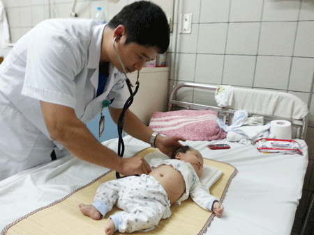 Bé trai 3 tháng tuổi viêm cơ tim tối cấp hiếm gặp - 2 Bệnh nhi đã hoàn toàn bình phục, không để lại di chứng tim mạch. Ảnh: H.Hải