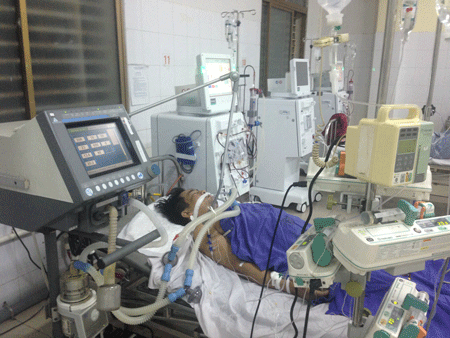 Nguy cơ từ gần 400 chai rượu độc trôi nổi ngoài thị trường - 1 BV ngộ độc rượu đang được điều trị tại BV Quảng Ninh. Ảnh: CTV