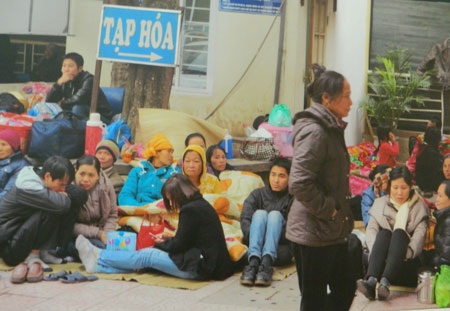 Bi hài cảnh ngủ gầm giường, hành lang bệnh viện - 4 Người nhà vạ vật ngồi chờ đợi...