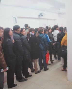 Bi hài cảnh ngủ gầm giường, hành lang bệnh viện - 2 Xếp hàng chờ khám. Có gì lạ không?