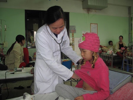 “Muốn vén áo khám cho người bệnh cũng phải xin phép” - 1 Sự ân cần trong thăm khám của người bác sĩ mang đến sự thoải mái người bệnh nhân. Ảnh: H.Hải