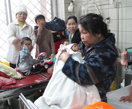 Khổ như chăm người ốm đợt lạnh buốt kéo dài... - 2 Người nhà bệnh nhân co ro trước sảnh chờ khoa Cấp cứu, Trung tâm chống độc (BV Bạch Mai).