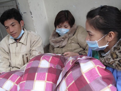 Khổ như chăm người ốm đợt lạnh buốt kéo dài... - 1 Người nhà bệnh nhân co ro trước sảnh chờ khoa Cấp cứu, Trung tâm chống độc (BV Bạch Mai).